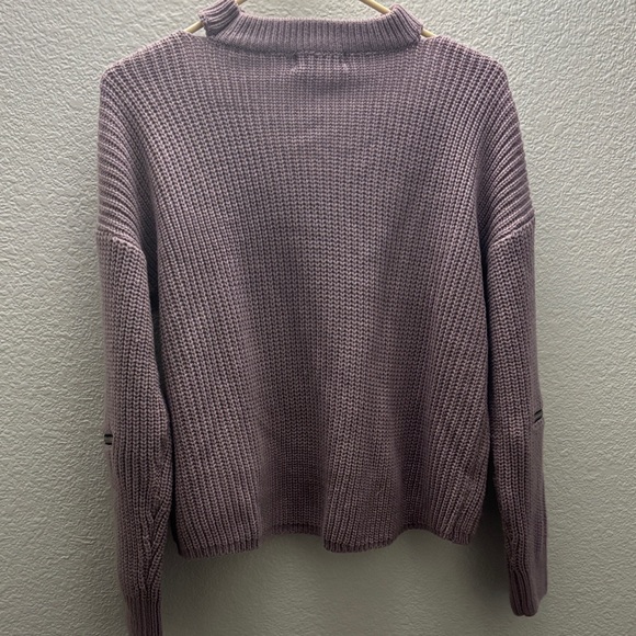 Elegant Mauve V-Neck Sweater - Picture 4 of 4